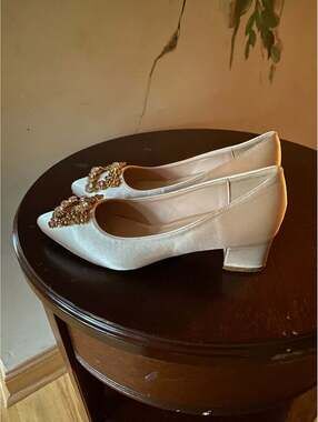 Erijunor Women Comfort Low Heel Closed Toe Rhinestone Shoe